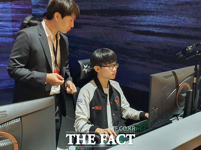 SK텔레콤T1 서포터 '에포트' 이상호 선수가 장비를 점검하고 있다. /화정체육관=이성락 기자