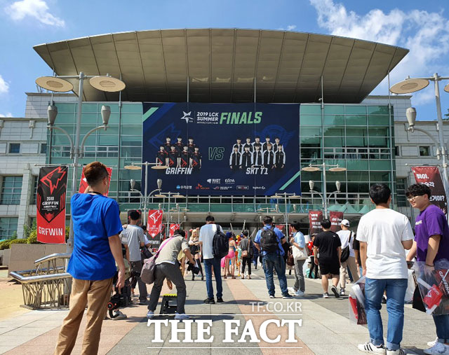 그리핀과 SK텔레콤T1이 맞붙는 '2019 우리은행 리그오브레전드 챔피언스 코리아' 서머 결승전이 31일 오후 4시 서울 성북구 고려대학교 화정체육관에서 시작된다. /화정체육관=이성락 기자
