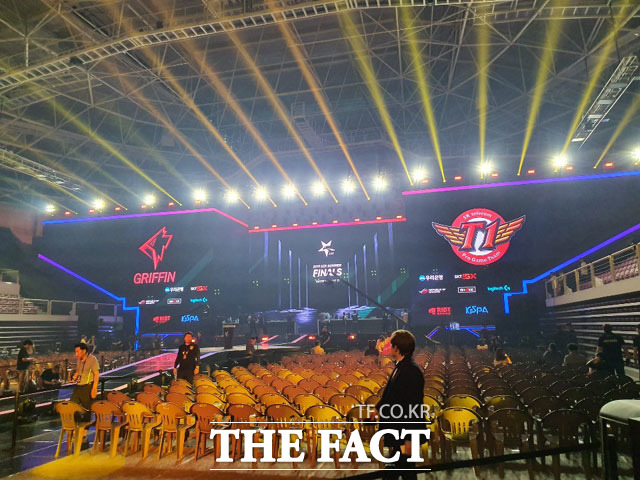 화정체육관 내부에서 결승 리허설이 진행되고 있다. /화정체육관=이성락 기자