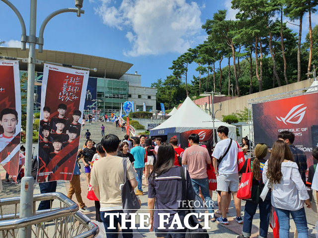 화정체육관을 찾은 e스포츠 팬들이 이벤트에 참여하기 위해 기다리고 있다. /화정체육관=이성락 기자