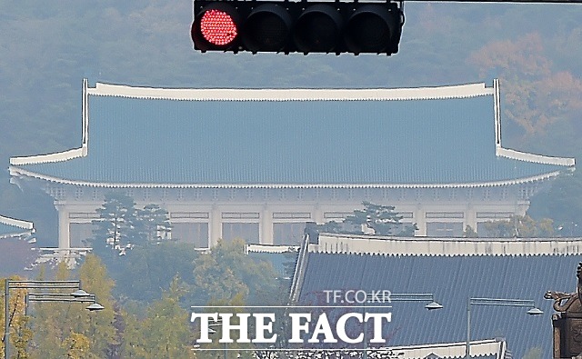 외국 신용평가사 등이 올해 한국의 경제성장률 전망치를 줄줄이 내리고 있다. 미국과 중국의 무역 분쟁이 격화하고 있는 데다 일본과의 경제 전쟁으로 우리 경제를 둘러싼 대외여건의 불확실성이 확대된 영향인 것으로 보인다. /더팩트 DB