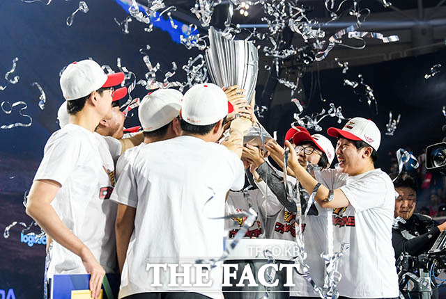 SK텔레콤 T1 선수들이 31일 오후 서울 성북구 고려대학교 화정체육관에서 열린 '2019 우리은행 롤 챔피언스 코리아' 서머 결승전에서 그리핀을 꺾은 뒤 우승컵을 들어 올리고 있다. /김세정 기자