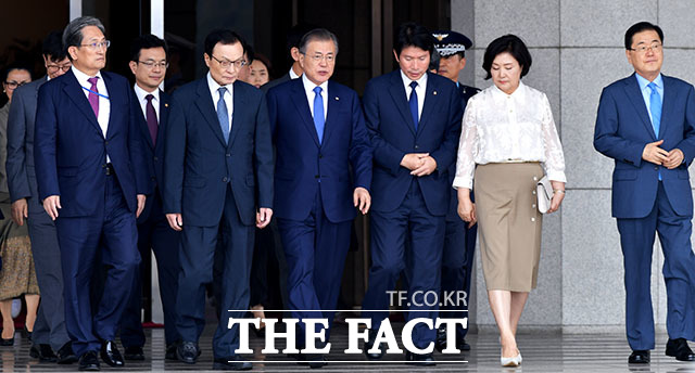 노영민 비서실장, 이해찬 더불어민주당 대표, 문 대통령, 이인영 더불어민주당 원내대표, 김정숙 여사, 정의용 국가안보실장(왼쪽부터)