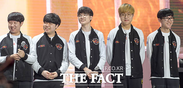 SK텔레콤 T1 선수들이 우승 소감을 말하고 있다. 왼쪽부터 '칸' 김동하, '클리드' 김태민, '페이커' 이상혁, '테디' 박진성, '에포트' 이상호. /김세정 기자