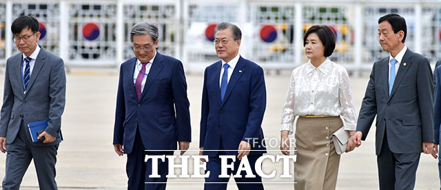 김상조 대통령비서실 정책실장, 노영민 비서실장, 문 대통령 내외, 진영 행정안전부 장관(왼쪽부터).