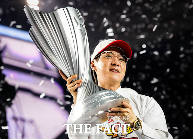 김정균 SK텔레콤 T1 감독이 우승 세레모니를 하고 있다. /김세정 기자