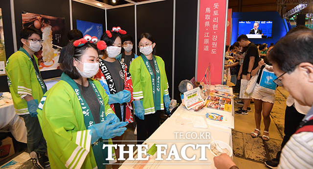 지역 전통 음식을 맛보기로 제공