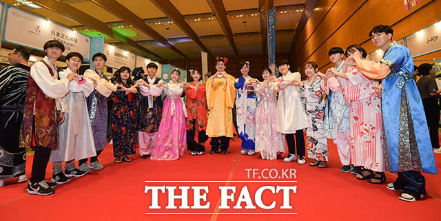 한일 양국의 전통 의상을 입은 학생들이 반겨줍니다~