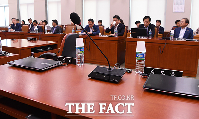 조국 법무부 장관 후보자 인사청문회 관련 국회 법제사법위원회 전체회의가 지난달 30일 오전 서울 여의도 국회에서 열린 가운데 자유한국당 의원들이 불참해 좌석이 비어있다. /배정한 기자