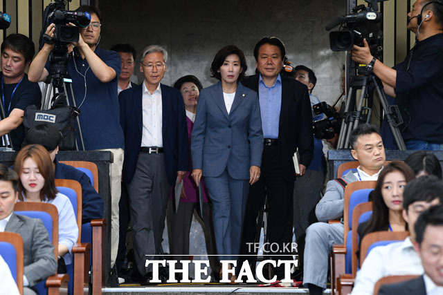 '조국 후보자의 거짓! 실체를 밝힌다' 언론 간담회에 참석하는 여상규 법사위원장과 나경원 원내대표, 정양석 원내수석부대표(왼쪽부터).