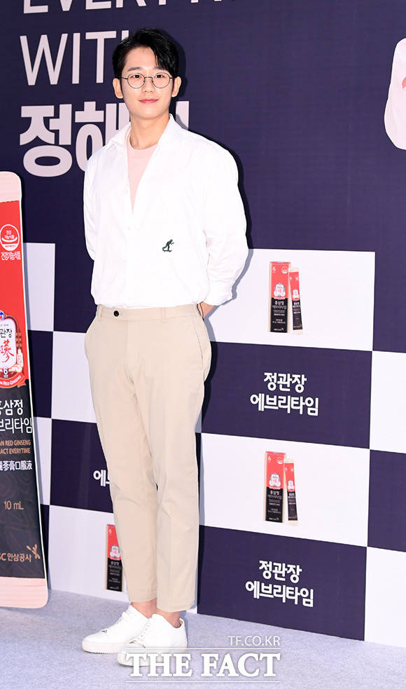 배우 정해인이 3일 오후 경기도 성남시 현대백화점 판교점에서 열린 정관장 에브리타임 팬 사인회에 참석해 취재진을 향해 포즈를 취하고 있다. /성남=임세준 기자