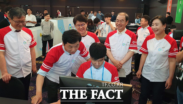 3일 '2019 전국 장애학생 e페스티벌'에서 한 학생이 연습하는 모습을 주요 인사들이 응원하고 있다. 왼쪽부터 이재홍 게임물관리위원회 위원장, 김병관 더불어민주당 의원, 서장원 넷마블문화재단 대표 /양재동=최승진 기자