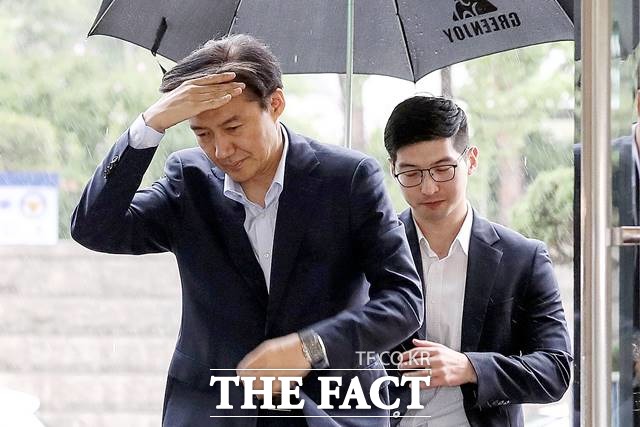 조국 법무부 장관 후보자가 4일 오전 서울 종로구 적선현대빌딩 내에 마련된 인사청문회 준비사무실로 출근을 하고 있다. /뉴시스