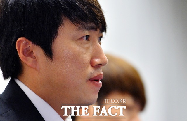 삼풍백화점 피해자 비하 발언으로 물의를 빚은 장동민이 2015년 기자회견을 열고 사과하고 있다. /더팩트DB