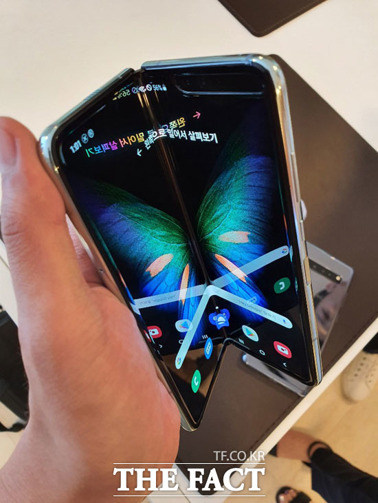 '갤럭시폴드'는 접었다 펴는 과정에서 큰 불편함이 없었다. /삼성 서초사옥=이성락 기자