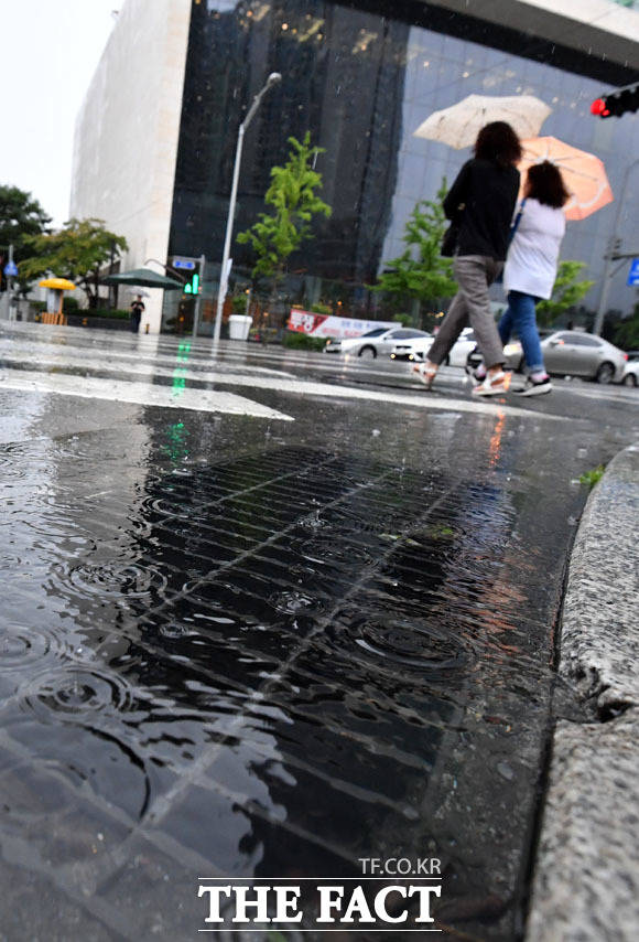 강한 빗줄기에 넘치고 있는 하수도