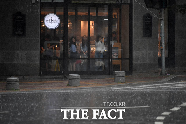 비가 너무 와서... 신호 기다리는 시민들