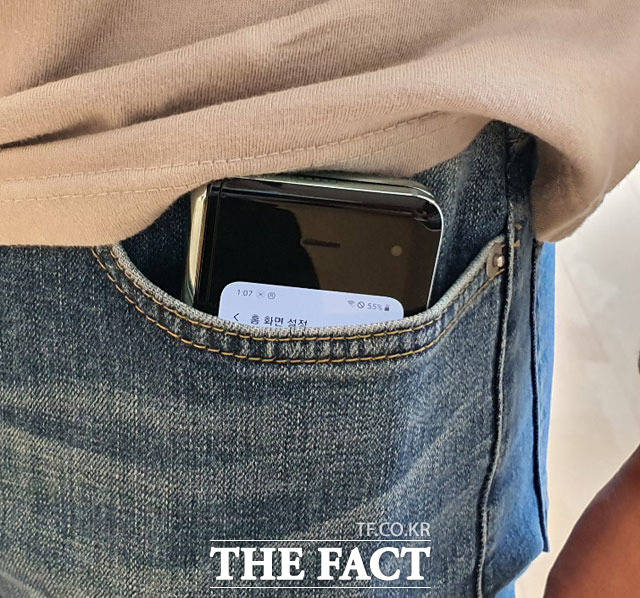 '갤럭시폴드'는 접어 바지 호주머니에 넣었을 경우 '갤럭시노트10 플러스'보다 외부 노출이 덜했다. /삼성 서초사옥=이성락 기자