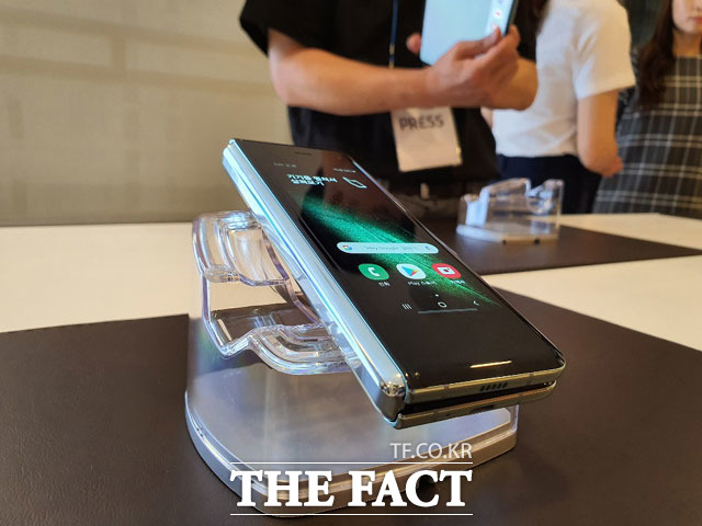 '갤럭시폴드'는 스페이스 실버, 코스모스 블랙 등 두 가지 색상으로 출시되며 가격은 239만8000원이다. /삼성 서초사옥=이성락 기자