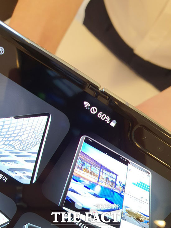 삼성전자는 화면이 접히는 부분(힌지) 상·하단 끝에 T자형 보호캡을 달아 이물질이 들어갈 수 없도록 했다. /삼성 서초사옥=이성락 기자