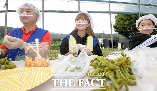 나란히 마스크를 쓰고 송편을 빚는 구윤철 기획재정부 제2차관(왼쪽)과 홍진영