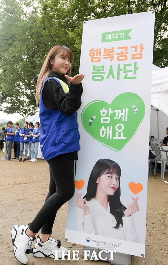 추석을 앞두고 '제12회 행복공감봉사단' 봉사활동에 참석한 '밧데리 여신' 홍진영