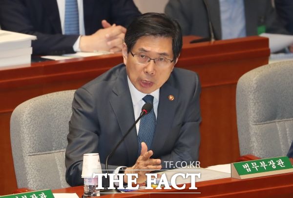 박상기 법무부 장관이 5일 서울 여의도 국회에서 열린 예산결산특별위원회 제4차 전체회의에서 조국 법무부 후보자 관련 의원 질의에 답변하고 있다. /뉴시스