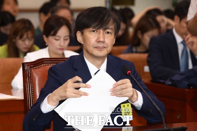 김종민 민주당 의원은 웅동학원 문제를 언급하면서 장제원 한국당 의원에게 "장 의원 가족도 사학하지 않나. 대한민국 사학하시는 분들이 그렇지 않다"고 말하자 장 의원은 "권력의 하수인지 모를 사람하고 같은 법사위원이라는 게 창피하다"고 힐난했다. /배정한 기자