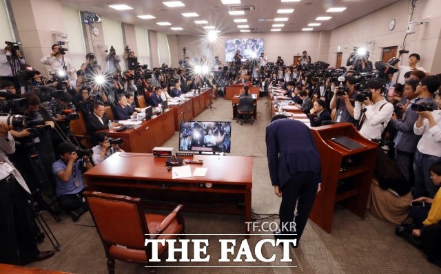 이철희 민주당 의원과 여상규 법사위원장은 질의 시간을 놓고 설전을 벌이기도 했다. 이날 이 의원은 "국민학생보다 못하다"고 고성했고 이에 격분한 여 위원장은 "이봐요"라며 언성을 높였다. /배정한 기자