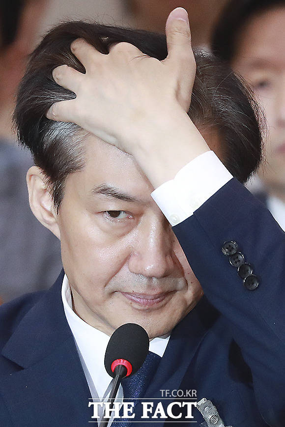 정치 전문가들은 조 후보자와 관련한 민주당의 태도를 놓고 "민주당이 '조 후보자 지키기를 문 대통령 지키기'라고 보는 것 같다"고 분석했다. 6일 국회 법사위 인사청문회에서 머리카락을 넘기는 조 후보자. /배정한 기자