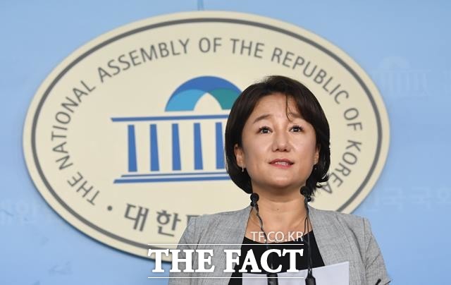 이재정 민주당 대변인은 지난 4일 오전 국회 정론관 현안 브리핑 직후 조국 법무부 장관 후보자 국회 기자간담회 관련 취재진의 장소 대여 내규 위반 질의에 "이러니 기레기 소리를 듣는다"고 강하게 항의했다. /이새롬 기자