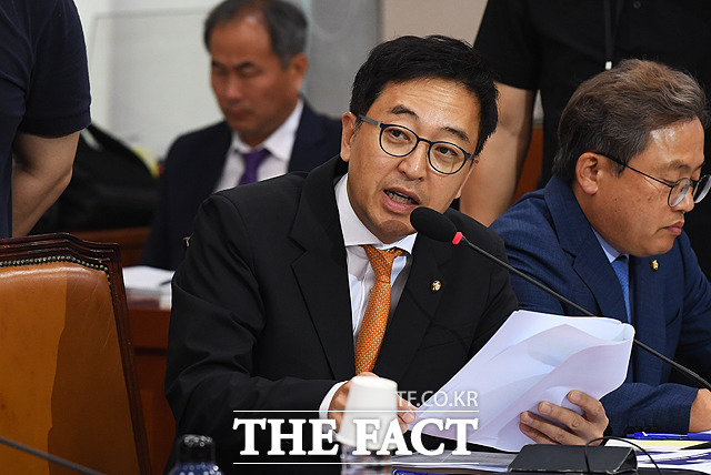 금태섭 민주당 의원은 조국 법무부 장관 후보자 인사청문회에서 "공정함을 생명으로 하는 법무장관으로서 큰 흠이 될 수 있다"고 지적했다. /배정한 기자