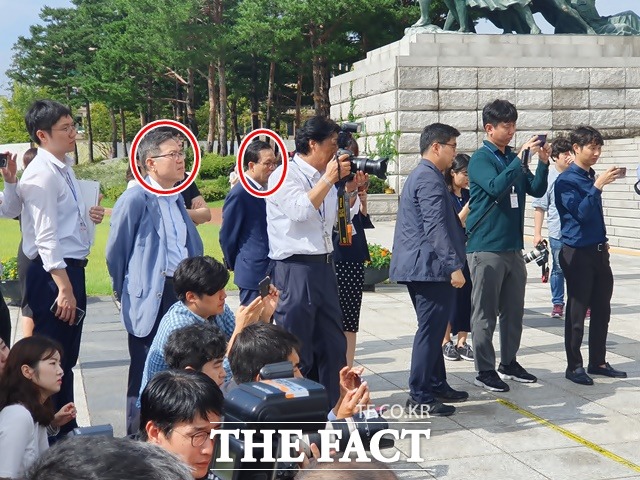 이언주 무소속 의원의 기자회견과 삭발식에는 정태옥(왼쪽 원)·이채익 자유한국당 의원과 수십명의 취재진이 참석해 끝까지 함께 했다. /허주열 기자