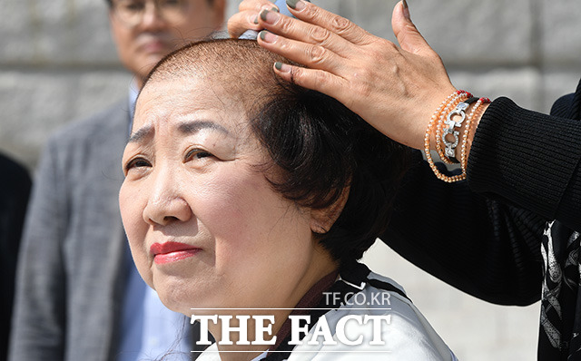 박인숙 자유한국당 의원이 11일 오전 서울 여의도 국회 본청 계단앞에서 조국 법무부 장관 임명에 항의하며 삭발을 하고 있다./국회=임영무 기자