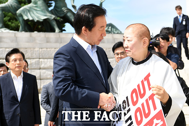 김성태 의원도 찾아와 박 의원을 격려합니다.