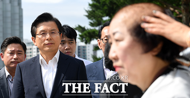 황교안 대표는 이 모습을 조용히 바라봅니다.