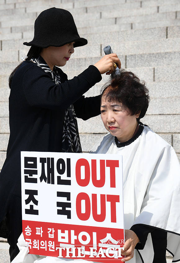 항의의 뜻은 '삭발'로...