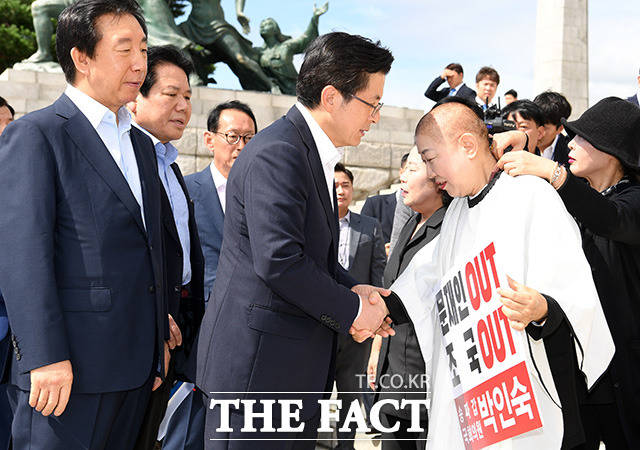 박 의원의 삭발식이 진행되던 중 황교안 당 대표와 김도읍·정양석·김성태 의원의 격려 방문이 이어졌다. /임영무 기자