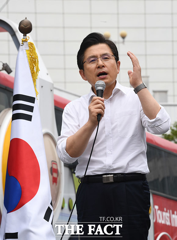 황교안 자유한국당 대표는 10일 "조국 법무부 장관 파면과 자유민주주의 회복을 위한 '국민연대'를 제안한다"고 밝혔다. 이날 오후 서울 서대문구 현대유플렉스 신촌점 앞에서 '살리자 대한민국! 문재인정권 순회 규탄 대회에 참석해 목소리를 높이고 있는 황 대표. /이동률 기자