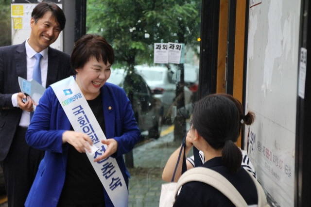 비례대표 의원들은 추석에 더 많은 지역구민들을 만나 얼굴 도장을 찍는다. 바른미래당 임재훈·민주당 정춘숙 의원은 이번 추석 시민들을 만나 의정활동보고서를 배포하는 등 활동했다. /정춘숙 의원 페이스북