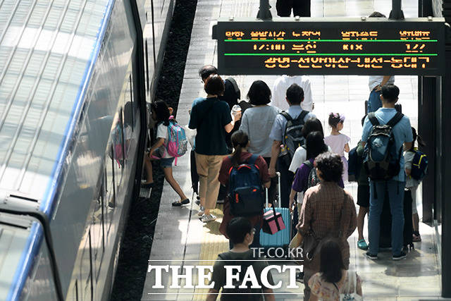 추석 연휴엔 수도권의 많은 사람이 지방·해외 등으로 빠져나간다. 수도권에 지역구를 둔 의원들중 연휴 전 인사를 놓친 이들은 연휴 후에나 지역구 활동을 계획한다. /남용희 기자