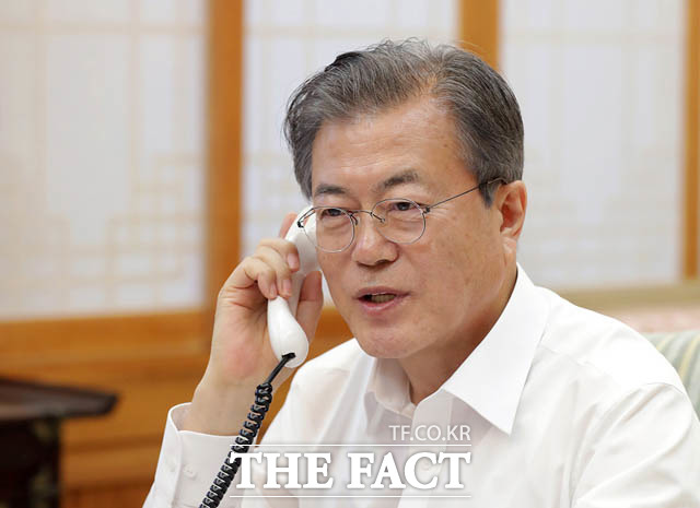 김민정 원장에 따르면 문재인 대통령은 우직한 소의 상을 갖고 있다. 문 대통령이 청와대에서 통화하고 있는 모습. /청와대 제공