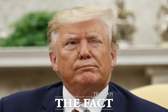 트럼프 대통령의 관상은 실제의 삶과 많이 다르지 않았다. 트럼프 대통령이 백악관에서 기자들을 향해 윙크를 날리고 있는 모습. /AP.뉴시스