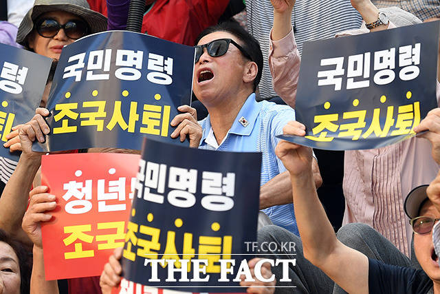 '조국 사퇴'에 목청 높이는 참가자