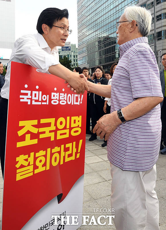 1인 시위중 지지자들과 인사 나누는 황교안 대표