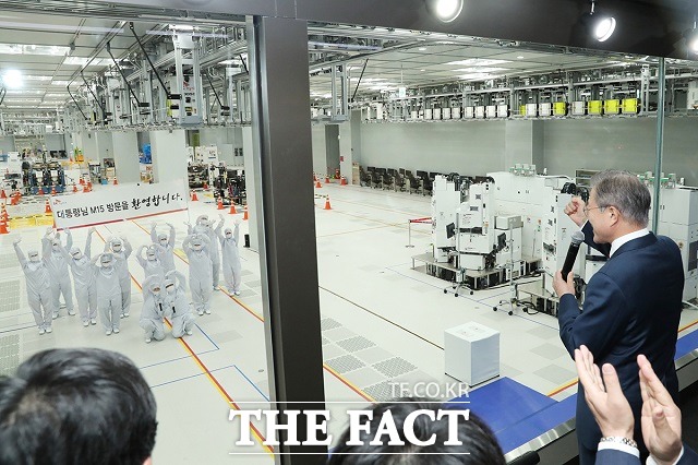 청와대는 15일 통계청의 8월 고용동향 통계에 대해 "고용회복세가 뚜렷하다"고 평가했다. 문재인 대통령이 지난해 10월 충북 청주시 SK하이닉스 'M15' 반도체 공장에서 청정 공간에서 근무중인 근로자들을 격려하는 모습. / 청와대