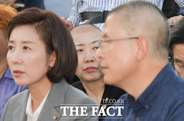 삭발을 마친 황 대표 뒤에 앉은 박인숙 의원