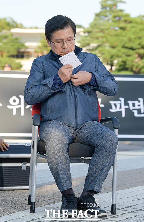 '조국 사퇴'를 외치며 삭발식에 임하는 황대표