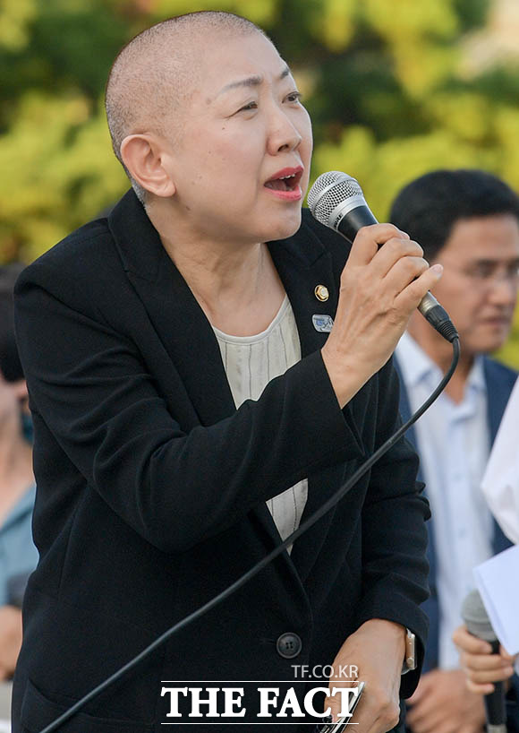 다시 한번 "조국 사퇴"를 외칩니다