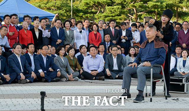 황 대표의 삭발식을 묵묵히 지켜보는 자유한국당 의원